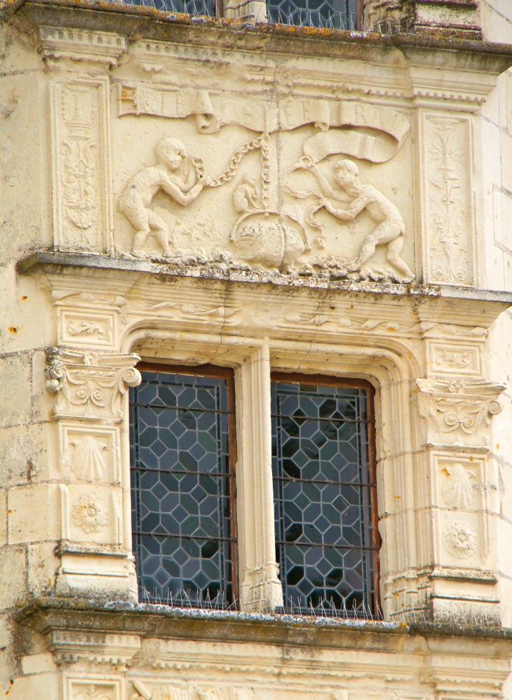 Détail : les sculptures des fenêtres de la tour renaissance duchâteau. - Montsoreau