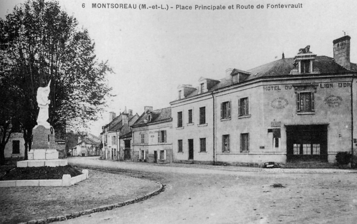 Place principale et routede Fontevrault, début Xxe siècle (carte postale ancienne). - Montsoreau