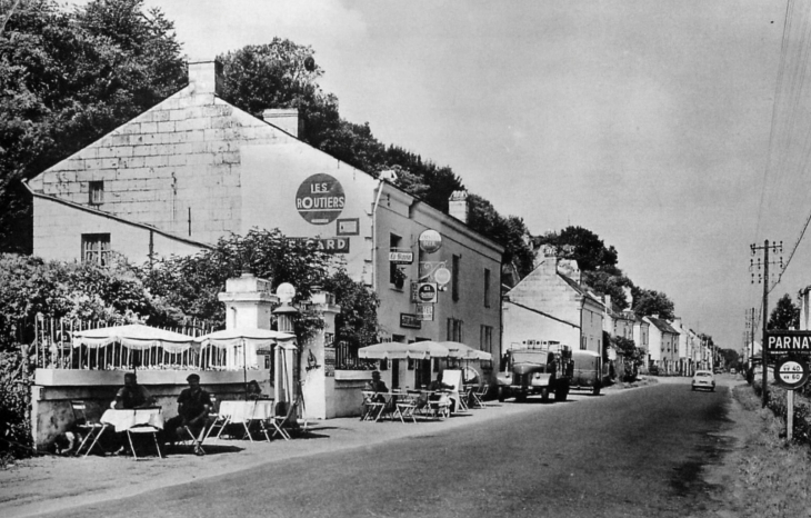 L'entrée du village, vers 1955 (carte postale ancienne). - Parnay