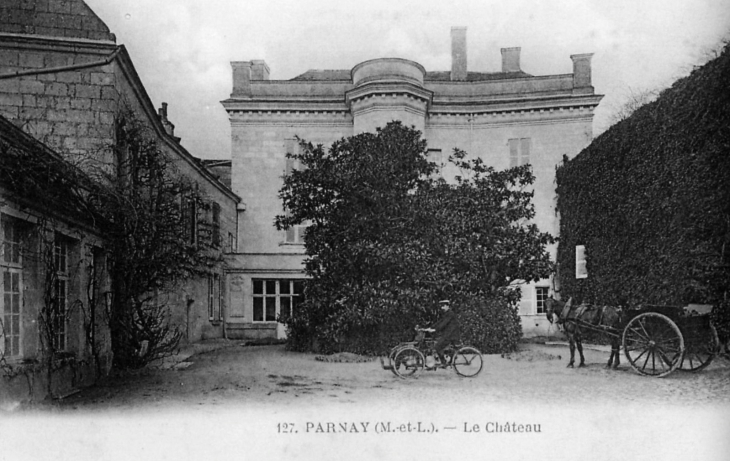 Le château, début XXe siècle (carte postale ancienne). - Parnay