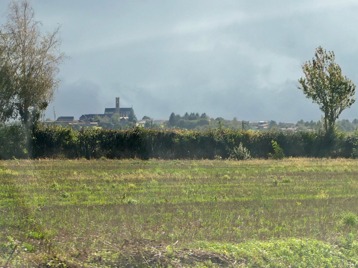 Vue sur le puy des Gardes et l'abbaye Notre Dame - Saint-Georges-des-Gardes