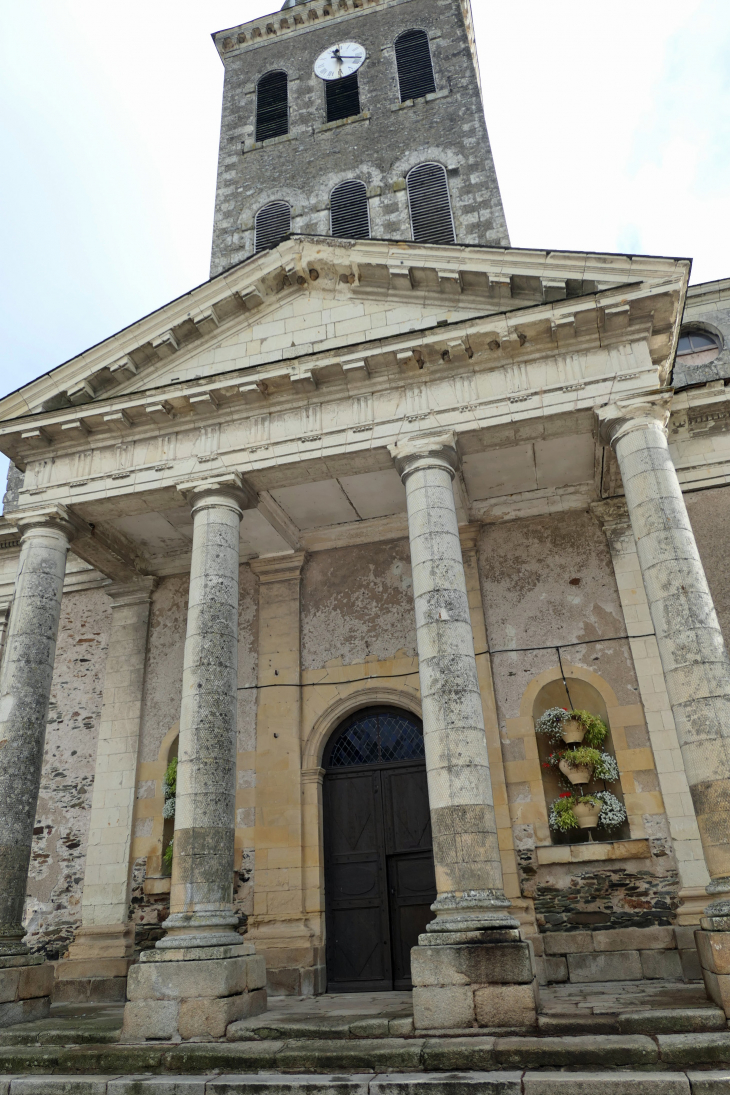 L'entrée de l'église Saint Georges - Saint-Georges-sur-Loire