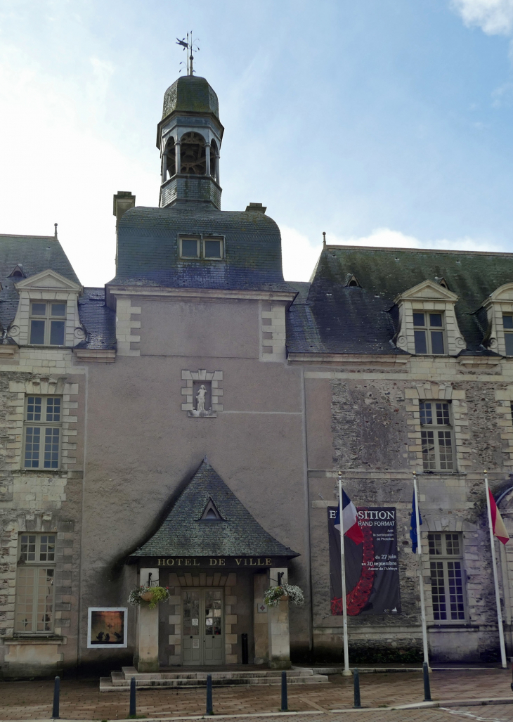 L'hotel de ville dans l'ancienne abbaye - Saint-Georges-sur-Loire