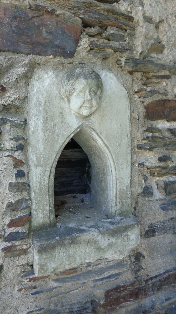 Près d'une entrée d'un manoir.  - Saint-Jean-des-Mauvrets