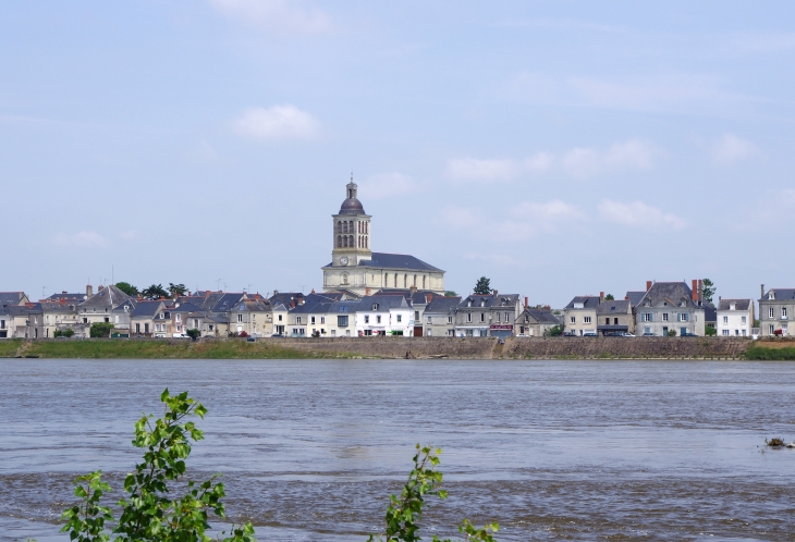 L'histoire de Saint-Mathurin ne commence qu'au XIII ème siècle avec la construction de la Grande Levée (digue). Le bourg s'est étiré le long de la levée. L'église saint-Mathurin est une église de style  - Saint-Mathurin-sur-Loire