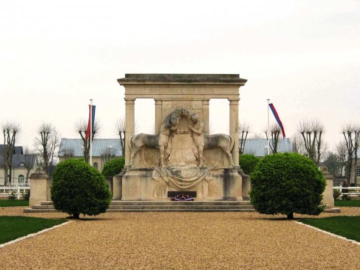 Monument face à l'école de cavalerie - Saumur