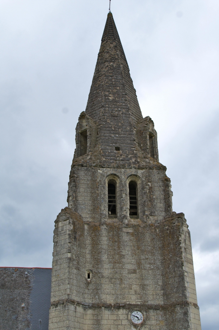 Le clocher de l'église Saint-Maurice. - Souzay-Champigny