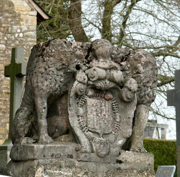 Pierre armoriée, entrée du cimetière. - Alexain