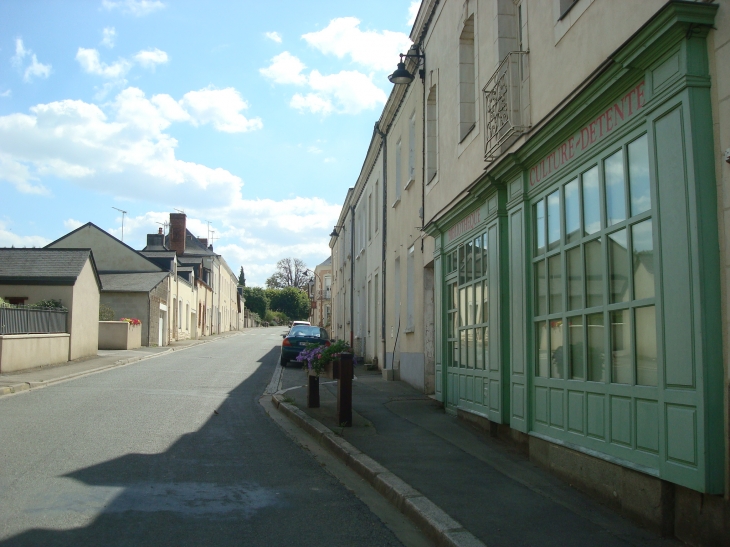 Rue Pricipale.Premier plan.Bibliothèque. - Ampoigné