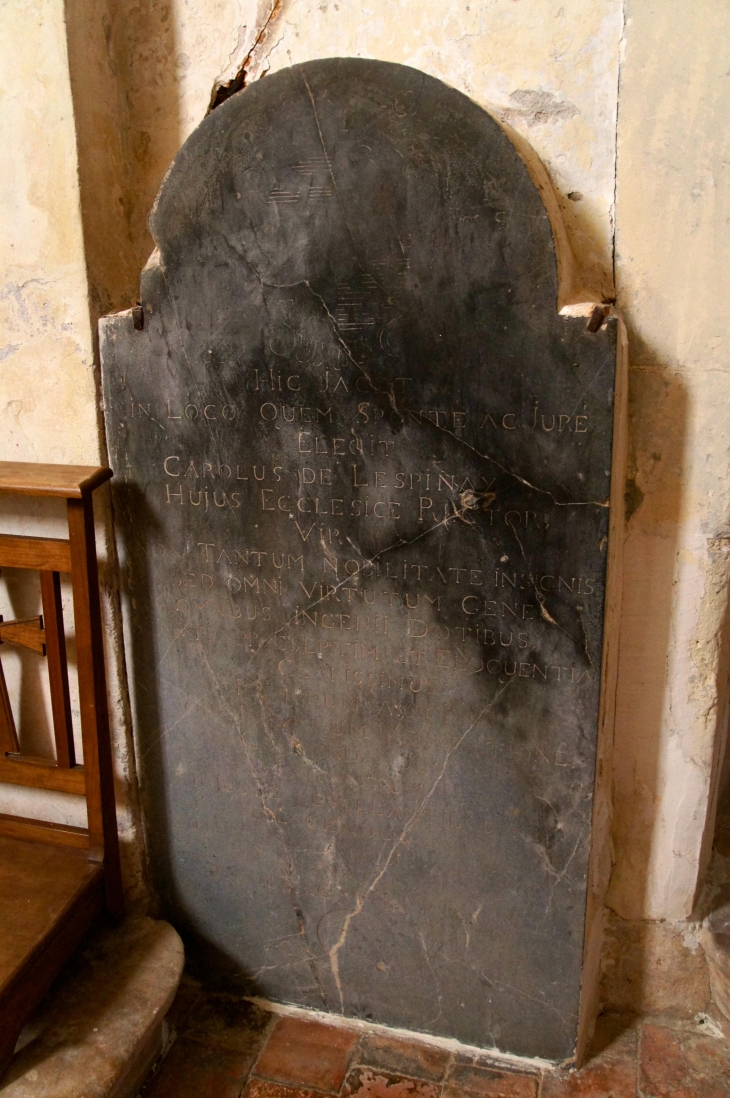 Tombe de Carolus de Lespinay. Eglise Saint Saturnin. - Azé