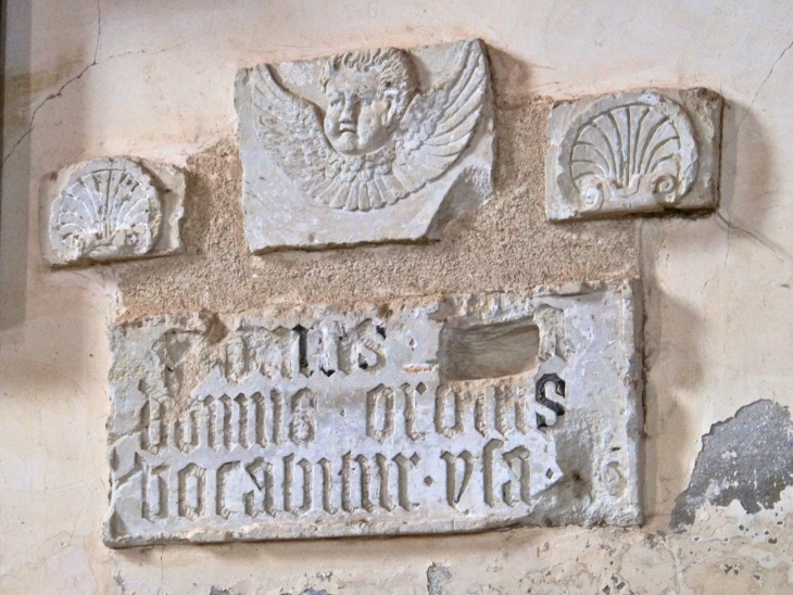 Gravure sur le mur nord intérieur de l'église Saint Saturnin. - Azé