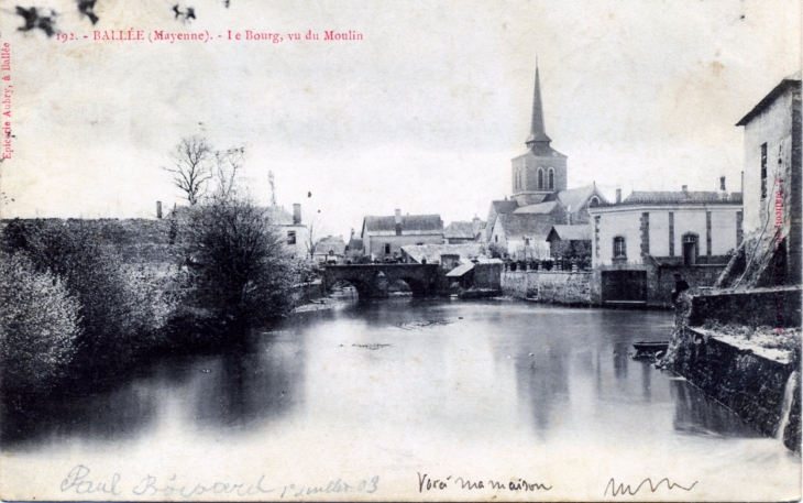 Le Bourg vu du Moulin, vers 1903 (carte postale ancienne). - Ballée