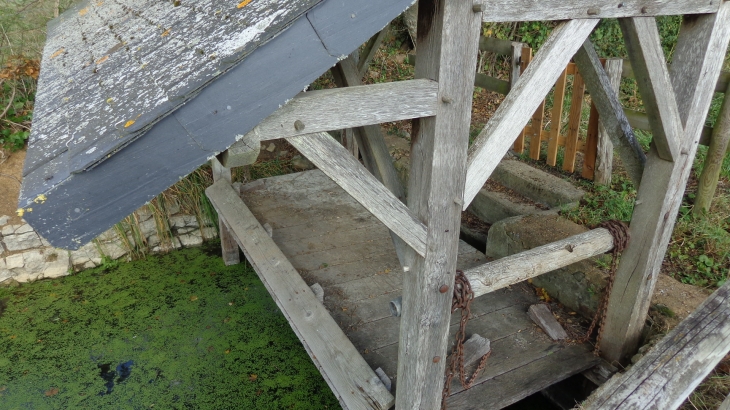 Petit lavoir couvert d'ardoises - Bannes