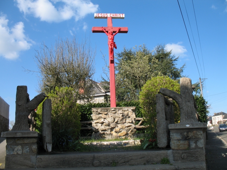 Le calvaire à l'entrée du bourg - Bourgon