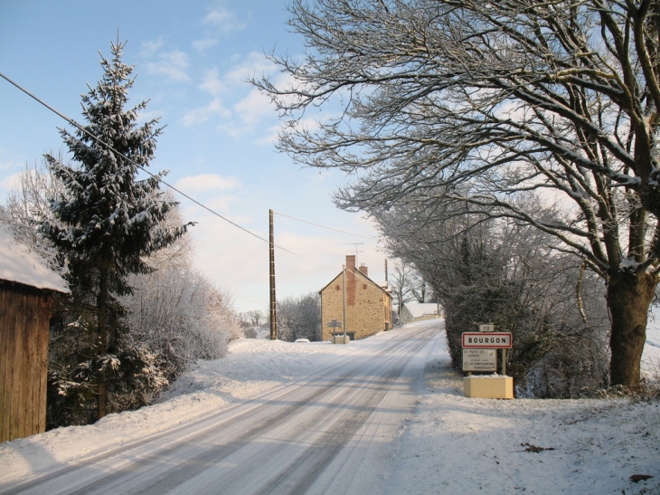 Bourgon l'entrée du bourg, route de Vitré