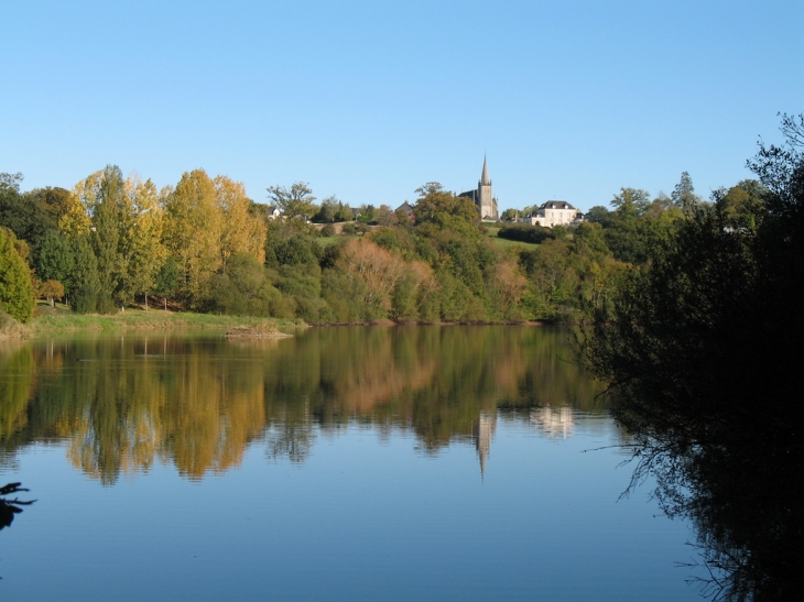 L'église vue du barrage - Bourgon