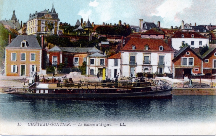 Le bâteau d'Angers, vers 1917 (carte postale ancienne). - Château-Gontier