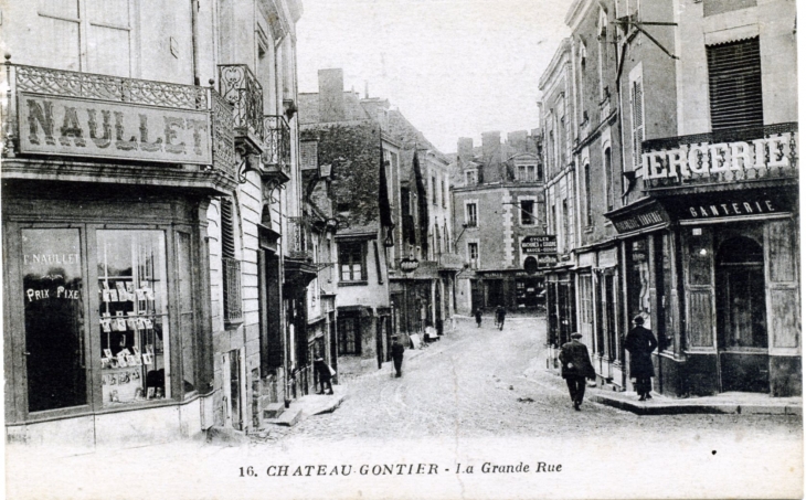 La Grande Rue, vers 1926 (carte postale ancienne). - Château-Gontier