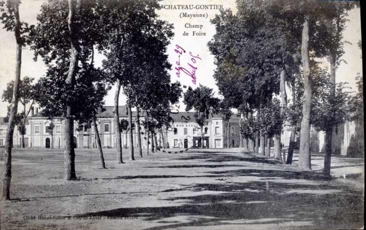 Champ de Foire, vers 1905 (carte postale ancienne). - Château-Gontier