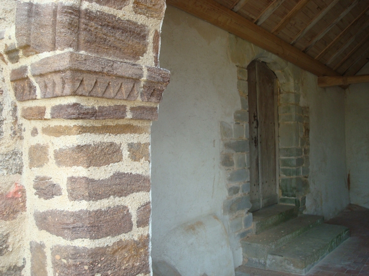 Porte de l'église Saint-Pierre. - Chemazé