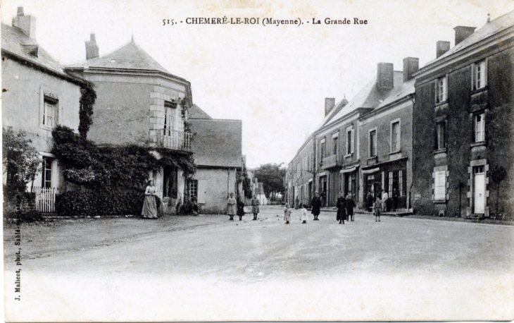 La grande-Rue, vers 1904, carte postale ancienne). - Chémeré-le-Roi