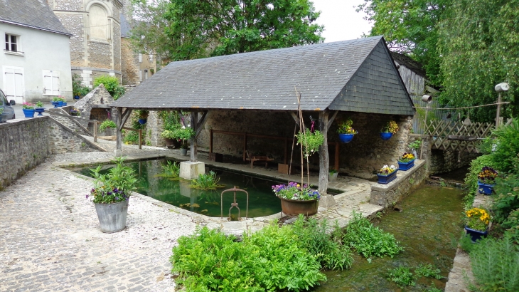 Magnifique lavoir fleuri au centre du village - Chémeré-le-Roi