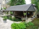 Magnifique lavoir fleuri au centre du village