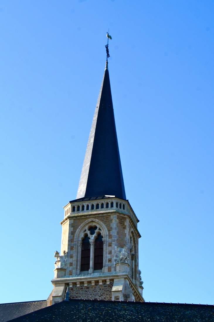 Le clocher de l'église Notre Dame. - Commer