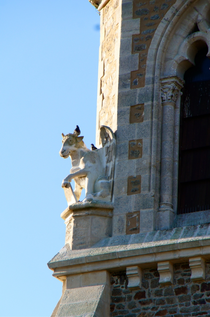 Eglise Notre Dame : sculpture aux quatre coins du clocher. - Commer