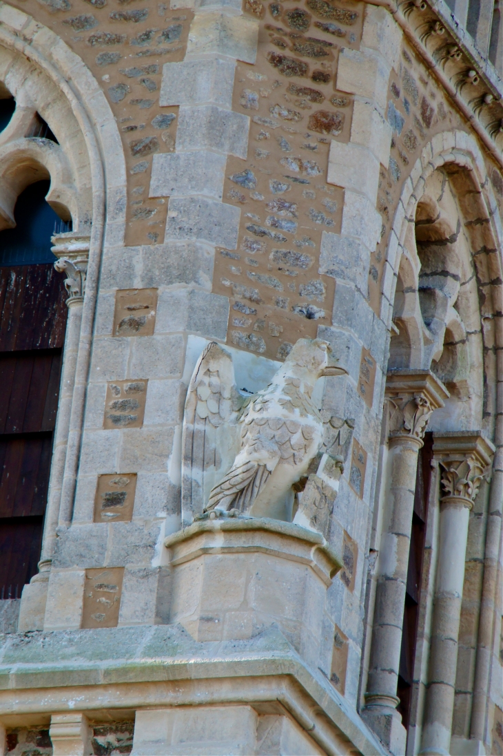 Eglise Notre Dame : sculpture aux quatre coins du clocher. - Commer