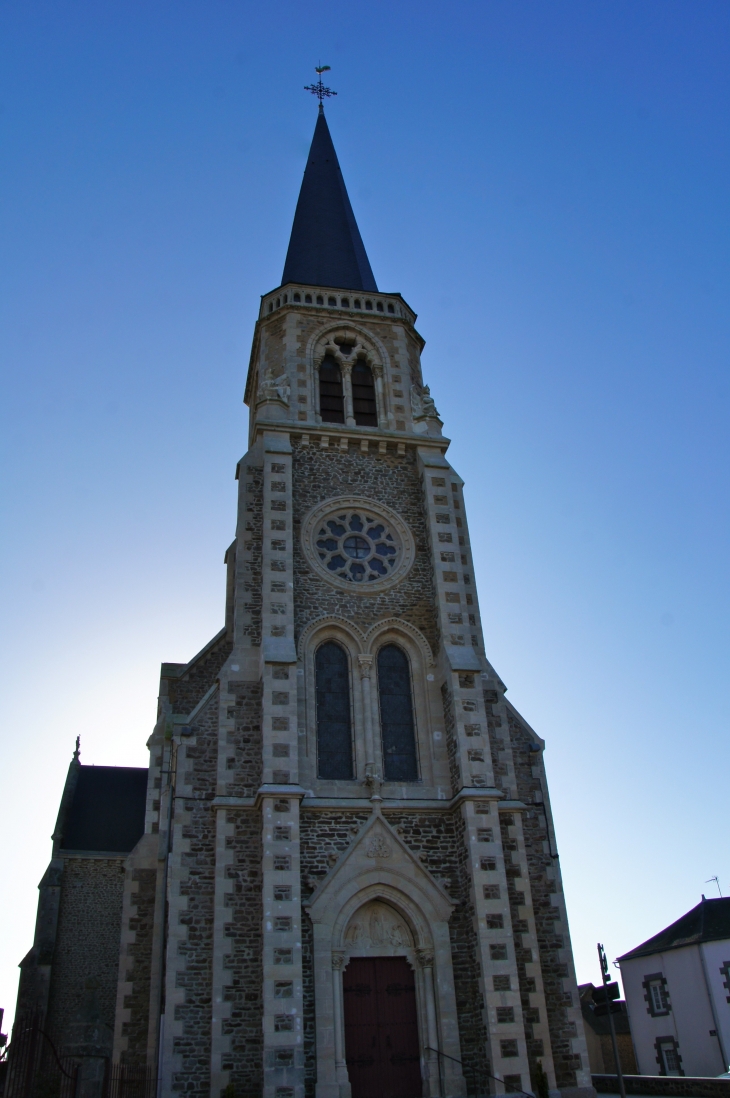 Façade occidentale de l'église Notre Dame. - Commer