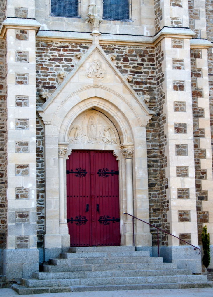 Portail de l'église Notre Dame. - Commer