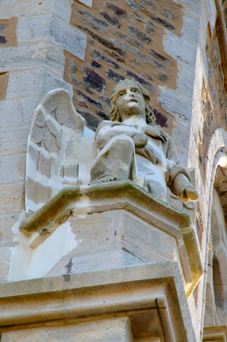 Eglise Notre Dame : sculpture aux quatre coins du clocher. - Commer