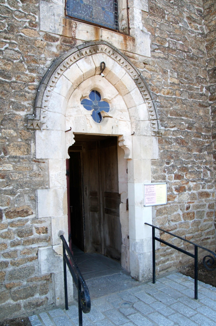 Portail, façade latérale sud, église Notre Dame. - Commer