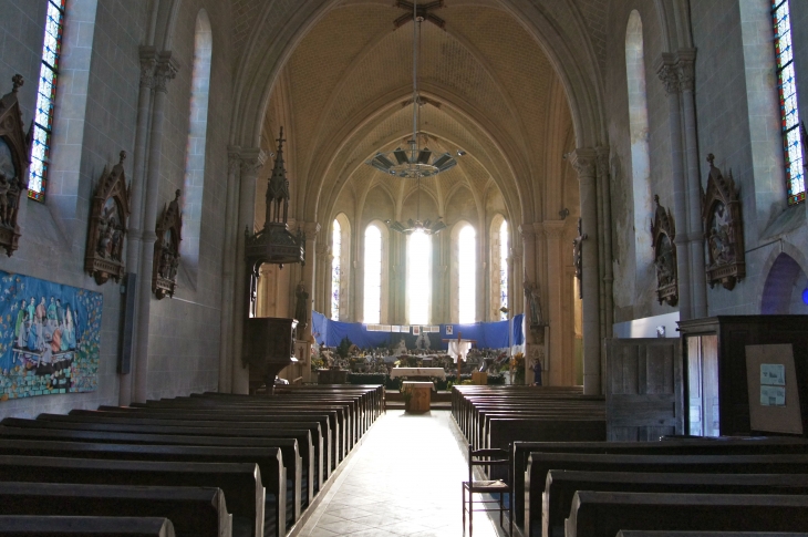 La nef vers le choeur. Eglise Notre Dame. - Commer