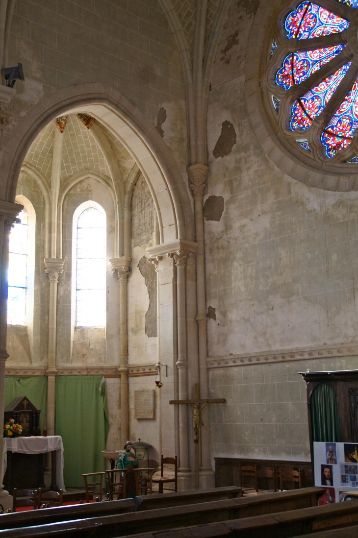 Chapelle de droite. Eglise Notre Dame. - Commer