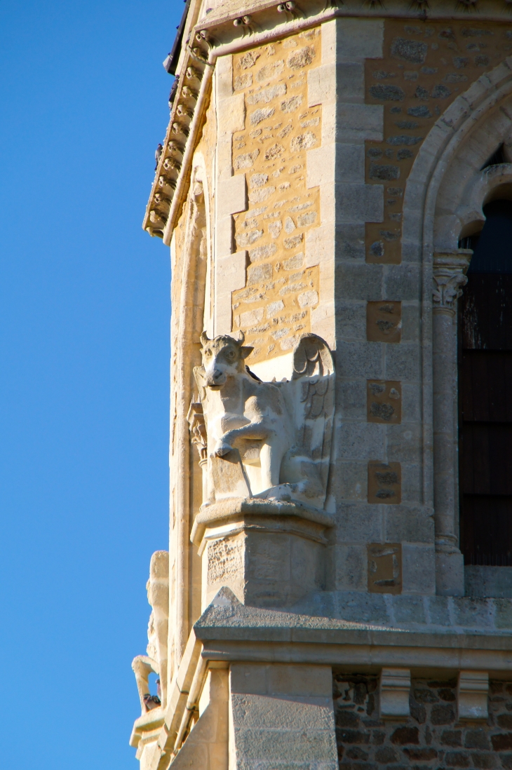 Eglise Notre Dame : sculpture aux quatre coins du clocher. - Commer