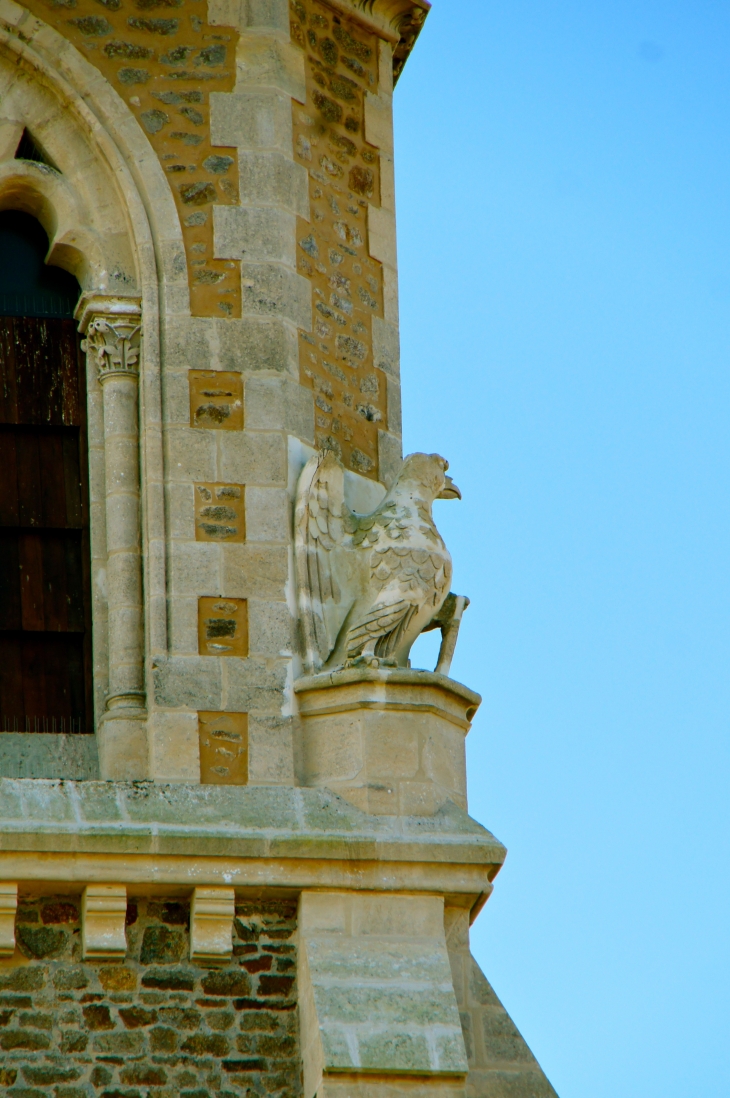 Eglise Notre Dame : sculpture aux quatre coins du clocher. - Commer