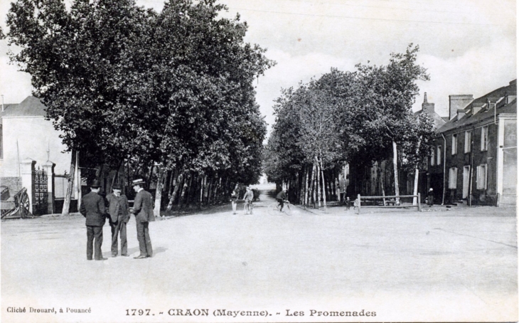 Les Promenades, vers 1915 (carte postale ancienne). - Craon