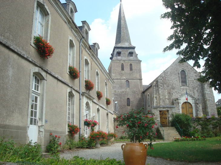 Eglise et la mairie - Daon