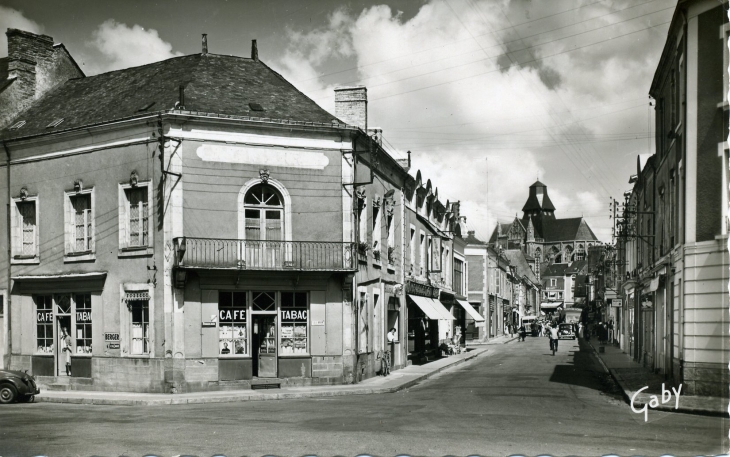 Rue de la Fontaine et l'église (carte postale de 1968) - Évron