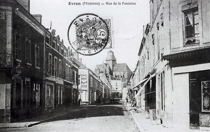 Rue de la Fontaine, vers 1910 (carte postale ancienne). - Évron