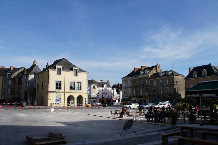 Place de l'église, en 2013. - Évron