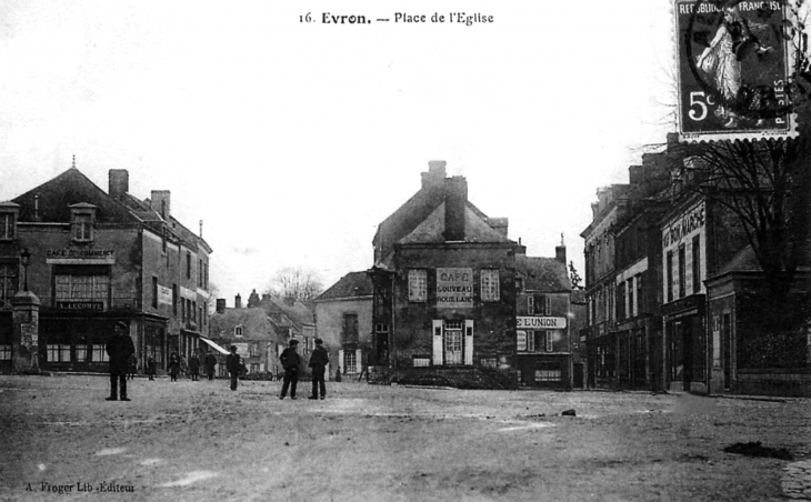 Place de l'église, vers 1910 (carte postale ancienne). - Évron