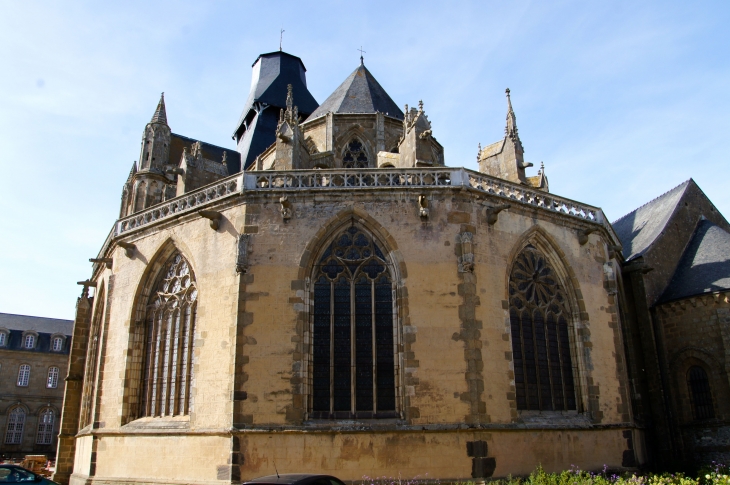 Le chevet de la basilique. - Évron