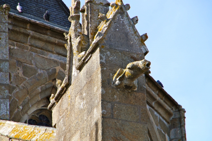 Basilique d'Evron. Gargouille sur le chevet. - Évron