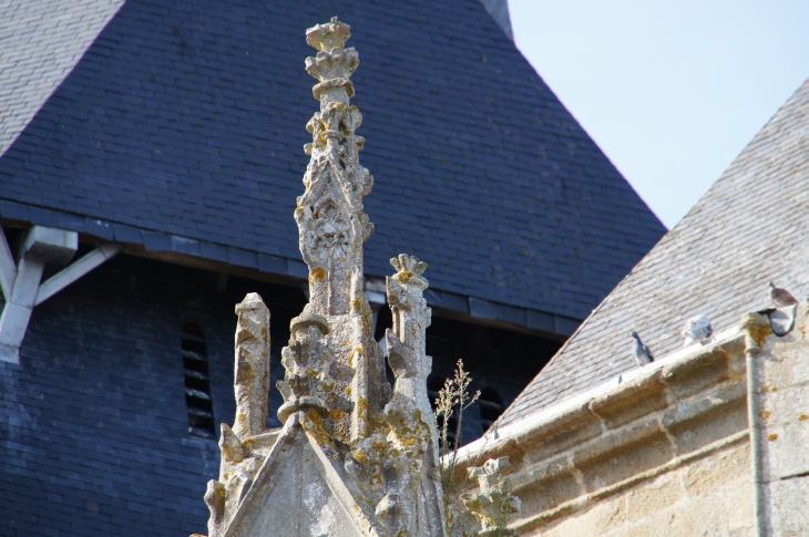 Basilique : sculpture sur le chevet. - Évron