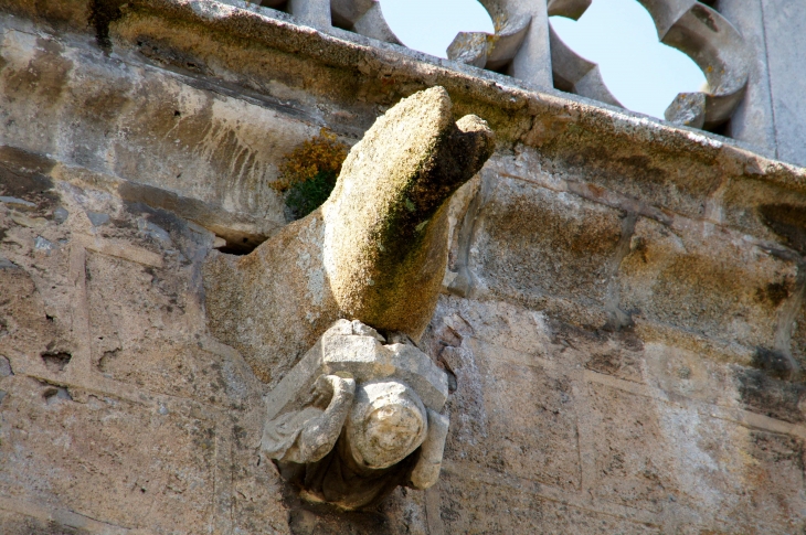 Personnage grimaçant pour soutenir une gargouille. Basilique. - Évron