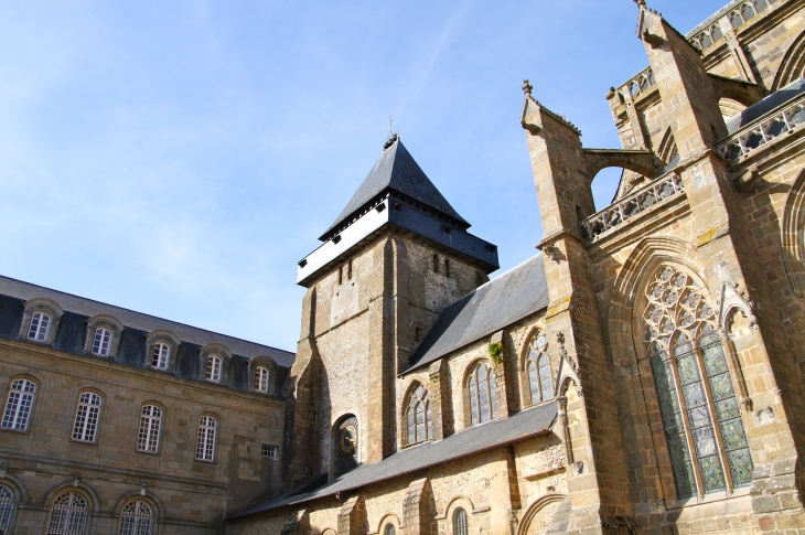 La Basilique. Tour ouest. - Évron