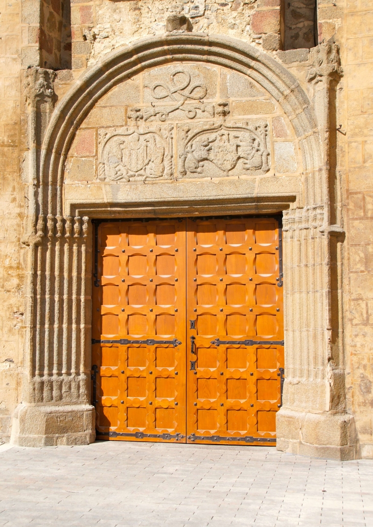 Portail de la Basilique. - Évron